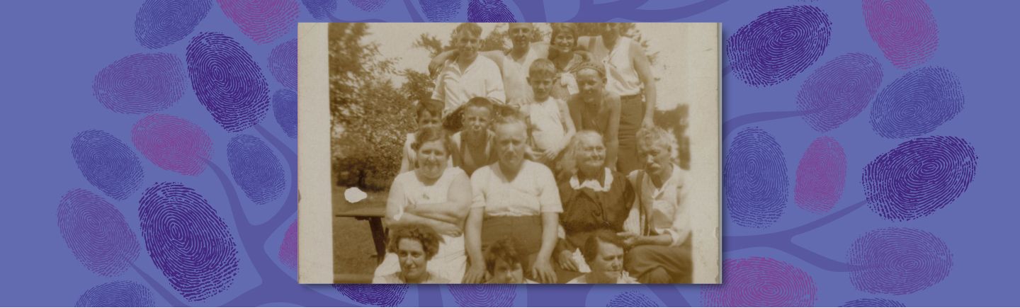 Une photo ancienne couleur sépia montrant des adultes et des enfants en plein air.