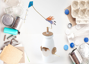 Divers matériaux recyclés sont assemblés pour faire un jouet.