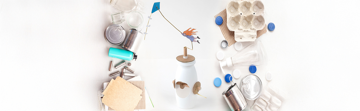 Divers matériaux recyclés sont assemblés pour faire un jouet.