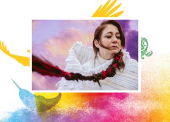 Photo d’une femme en larmes sur fond coloré représentant un narval, un aigle et un violon.
