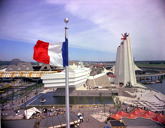 Le pavillon de la Grande-Bretagne vu du pavillon de la France
