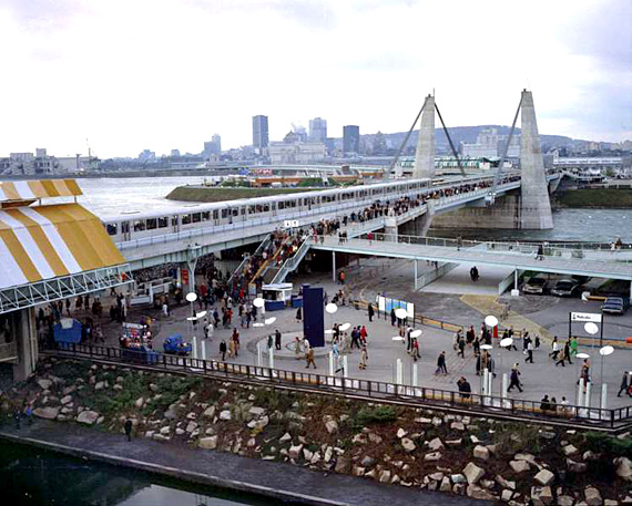 Visiteurs d'Expo 67 près de l'Expo-Express