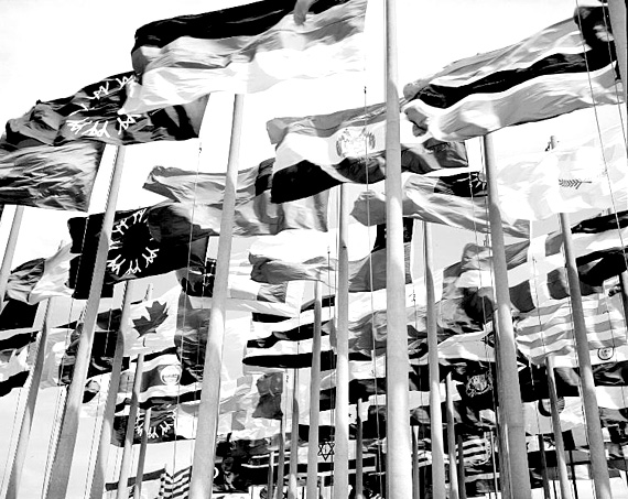 Drapeaux de la Place des Nations à Terre des Hommes