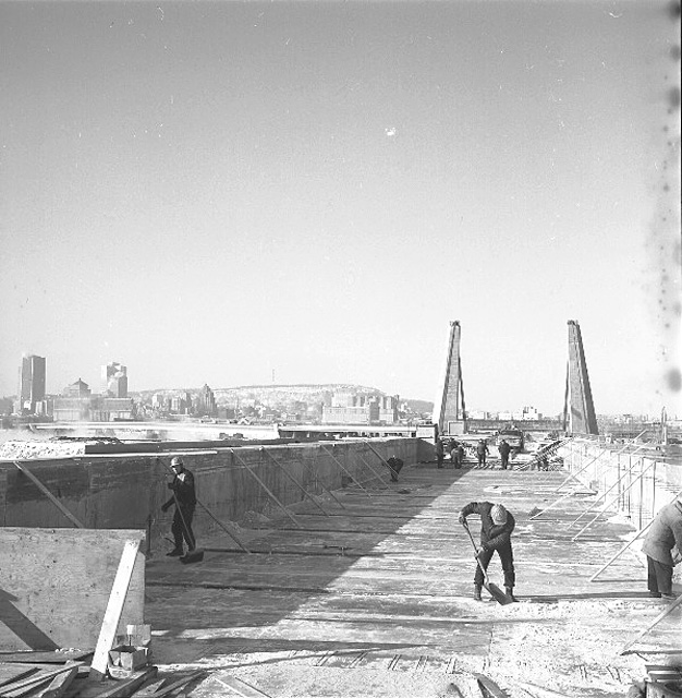 Travaux de construction sur le chantier de l'Exposition universelle de 1967 à Montréal