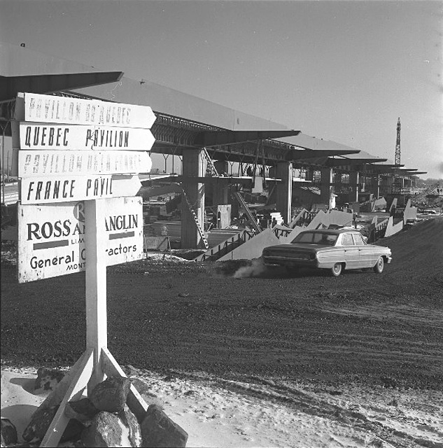 Progression des travaux de construction sur le chantier de l'Exposition universelle de 1967 à Montréal.