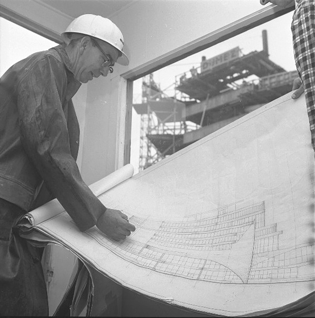 Travaux de construction sur le chantier de l'Exposition universelle de 1967 à Montréal