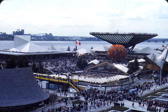 Le pavillon des Provinces de l'Ouest et celui du Canada.