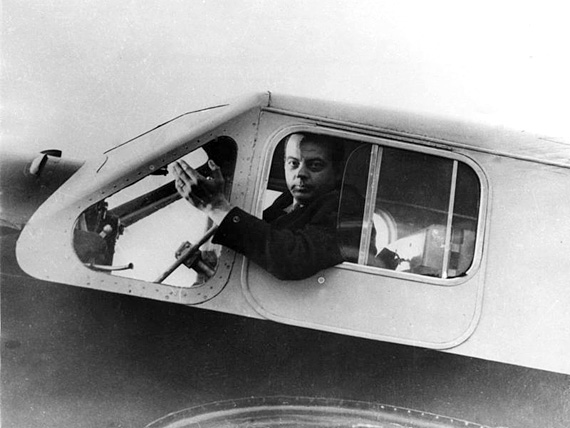 Antoine de Saint-Exupéry à bord d'un avion.