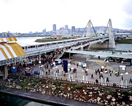 Visiteurs d'Expo 67 près de l'Expo-Express