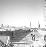 Travaux de construction sur le chantier de l'Exposition universelle de 1967 à Montréal
