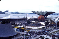 Le pavillon des Provinces de l'Ouest et celui du Canada.