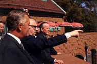 Ouverture officielle des travaux de construction de l'Expo 67 sur l'Île Ronde . De gauche à droite : Jean Lesage, Jean Drapeau et Lester B. Pearson.
