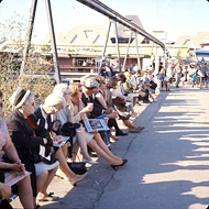 Visiteurs d'Expo 67 assis sous le minirail