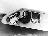 Antoine de Saint-Exupéry à bord d'un avion. Photographie exposée dans le musée littéraire du pavillon de la France de l'Expo 67.
