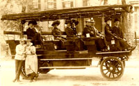 Philippe Landry et sa seconde épouse, Amélie Dionne, à bord d'un des premiers autobus.