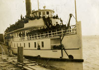 Militaires à bord du bateau à vapeur « Tadoussac » lors d'un voyage dans les régions de Charlevoix et du Saguenay.