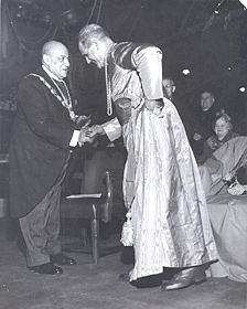 Camillien Houde accueillant le cardinal Léger à l'Hôtel de ville de Montréal