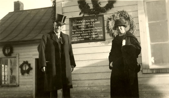 Marie et Henri Gérin-Lajoie devant la maison natale d’Antoine Gérin-Lajoie à Yamachiche.