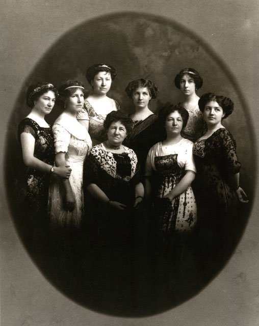 Lady Lacoste, née Marie-Louise Globensky, entourée de ses filles.