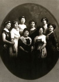 Lady Lacoste, née Marie-Louise Globensky, entourée de ses filles.
