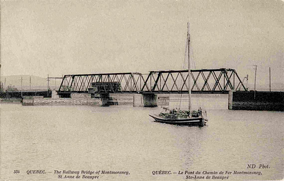 Tramway circulant sur le pont de chemin de fer.