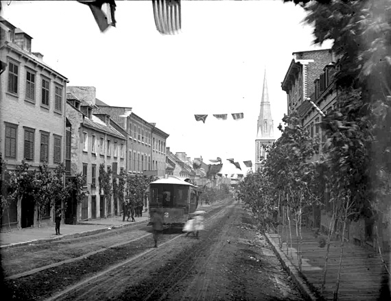 Tramway circulant rue Saint-Jean.