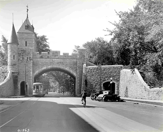 Le tramway sous la porte Saint-Louis.