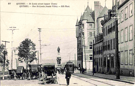 Le tramway rue Saint-Louis.
