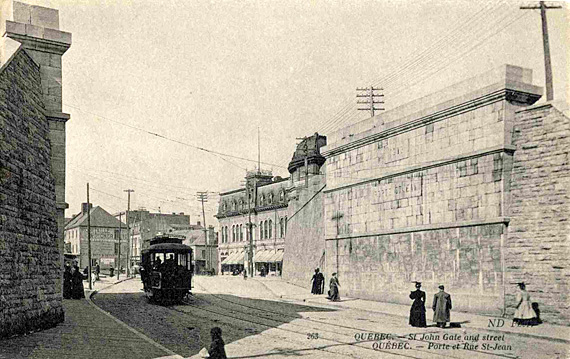 Le tramway passe  l'emplacement de l'ancienne porte Saint-Jean.