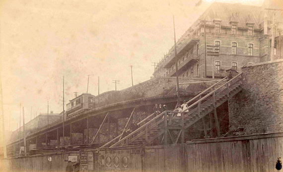 Le viaduc pour le tramway reliant la Basse-Ville  la Haute-Ville.